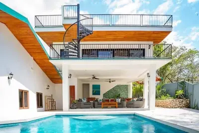 Image de Spacious 4-bedroom home, only a 200-meter walk to surf and sand, Playa Guiones!
