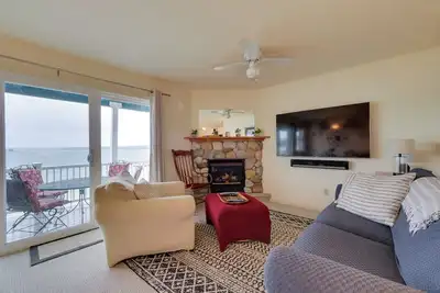 Image de Beachfront Onekama Vacation Rental w/ Balcony!