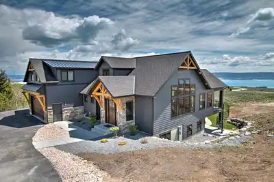 Image de Sleeps 32 people (32 max), Parking for up to 10 vehicles, 7 bedrooms, 5. 5 bathrooms, 3 levels, 5, . . .