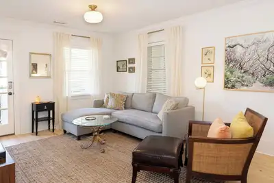 Image de Cottage Near Forsyth Park, Heated Pool Access