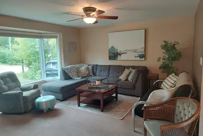 Image de Spacious home minutes from the beach - family friendly, quiet neighborhood