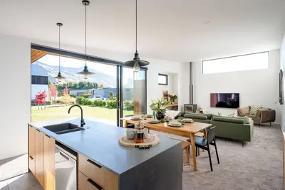 Image de Modern Holiday Home in central Wanaka with Mountain Views