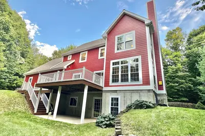 Image de Stunning 3 bed, 2. 5 bath home, nestled in a quiet woodsy setting.
