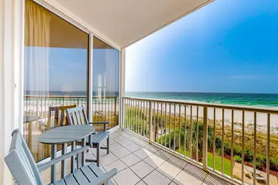 Image de Beachfront condo with balcony, Gulf views, pools & fitness room