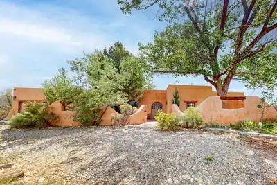 Image de Mtn-view home with private hot tub, fireplace, private patio, grill, streaming