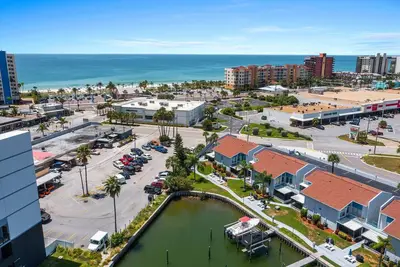 Image de Tranquil Top Floor Condo Walking Distance to Madeira Beach