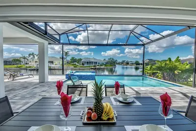 Image de Villa Madi - new and stylish home at the water with pool & spa