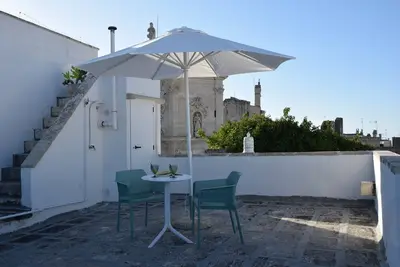 Image de In the heart of Salento, Palazzo Rimesa welcomes you to its apartments.