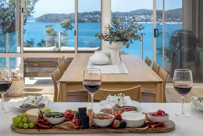 Image de High View Holiday House - Striking duplex with Heated pool and sea views