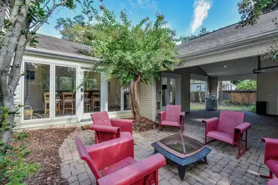 Image de Sweet Home on 13th - Book for football season and more!