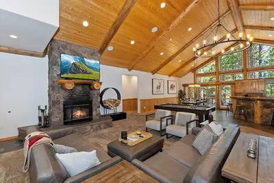 Image de Luxurious cabin with hot tub, near ski slopes and attractions