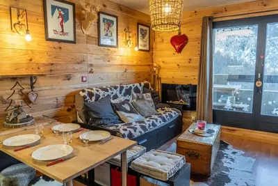 Image de 100m du centre station, 7ème étage, vue dégagée, balcon, cheminée ou poêle à bois, casier à ski