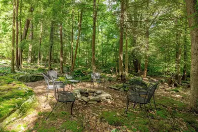 Image de New! Historic Lake Cottage w/ Hot Tub & Fire Pit