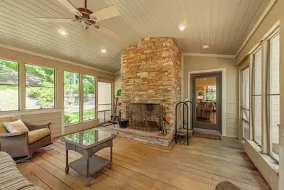 Image de Spacious Lake Escape w/ Hot Tub & Fire Pit