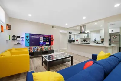 Image de 🕹️🎬🏎️👾Gamers Getaway: Arcade, Theater, Racing, And More!