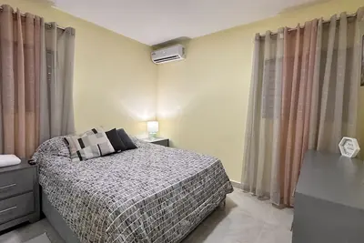 Image de Cozy Home, close to the beach, great for couples, fam & remote workers! \n