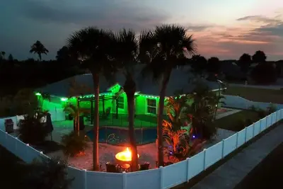 Image de Pool Paradise with hot tub, bikes, surfboards, games, and 2 block walk to beach