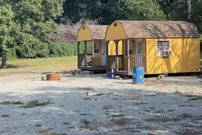 Image de Rustic cabins on 80 acres! Trails directly into off-road park. Lots of parking!