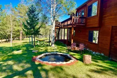 Image de Cozy private mountain house on one acre. Private hot tub and pet friendly!