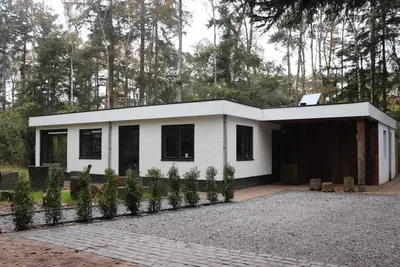 Bungalow adapté aux enfants dans la forêt, près d'un beau lac de baignade