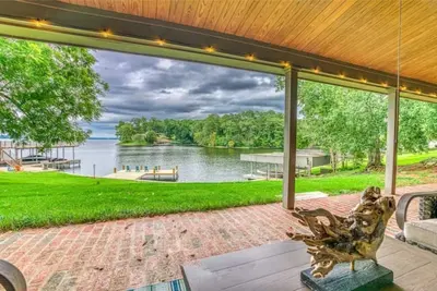 Image de Prime Lakeside Gem: Grassy Knoll, Spacious, Quaint\n