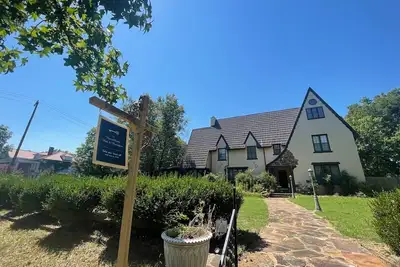 Image de 1935 Muskogee English Tudor Home - 2nd Floor Merlot Room