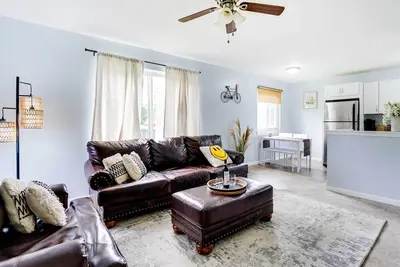 Image de 4 Mi to Michigan Stadium: Cozy Home w\/ Fire Pit!