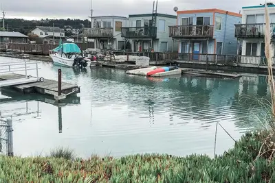 Image de Cozy Dog Friendly Bay Cottage on the Canal, Bbq and private patio