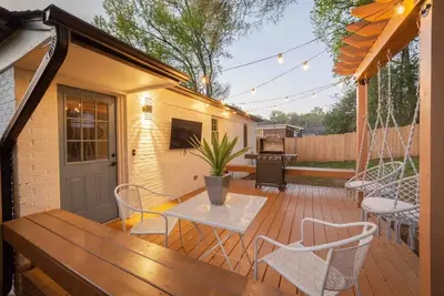 Image de Modern Uptown Getaway & Backyard Oasis