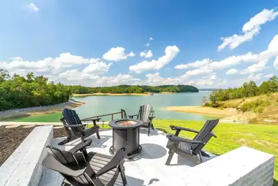 Image de Lake House w/ Private Lake Access. 18 miles to Pigeon Forge!