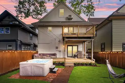 Image de Spacious 6br Kc Home w/Hot Tub, Gym, Games &Cinema
