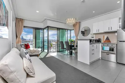 Image de Bachelor's Sunset Pad