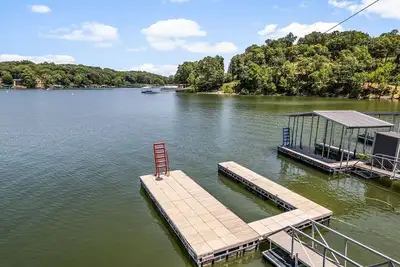 Image de Remodeled cabin on Grand Lake with boat slip and boat dock. Pet-Friendly!