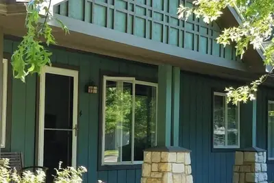 Image de New 2 Br condo & private courtyard. Clean. Modern Kitchen. Walk\/bike to town.
