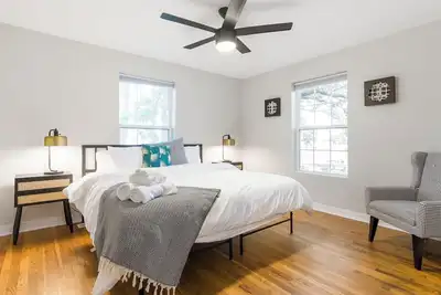 Image de Modern Cottage by Hospital, King Bed / Glass Shower