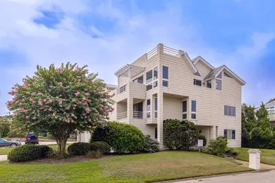 Image de Ocean-view home that is within a 2 minute walk to the beach w/rooftop deck