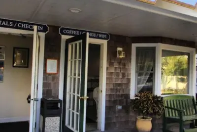 Image de Island Manor Resort—Old Harbor