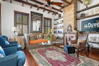 Image de Radiant Retreat | A Cozy Haven with Eclectic Charm