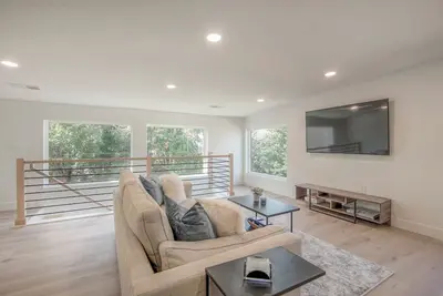 Image de Modern Loft in 'Little Italy' - Minutes from Downtown Kc