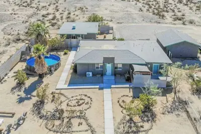 Image de New! Young Cactus Villa @ Joshua Tree - Pool, Hot Tub, Fire Pit & Outdoor Shower