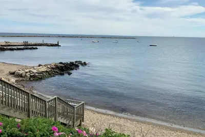 Image de Peaceful, impeccable Cottage with a walk to private beach.