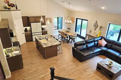 Image de Posh Pelican House is guest favorite in quaint resort town of Breezy Point!