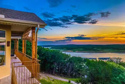 Image de Lake Travis Chic with Miles of views and Awesome amenities