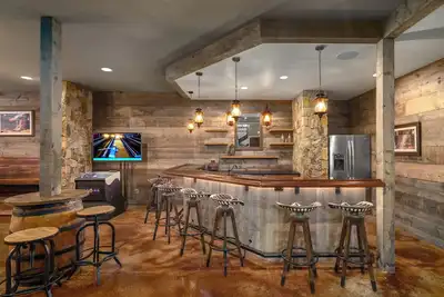 Image de Newly built luxury home with western bar and a short walk to the gondola