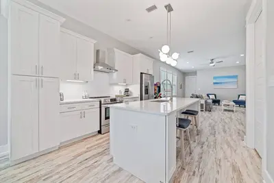 Image de Only 7 miles to Alabama's pristine beaches. Central coastal escape.