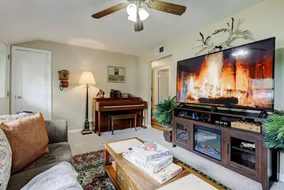 Image de Mid-Century Brick Bungalow Home