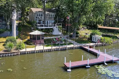 Image de Riverside Island Oasis, a stunning lakefront retreat on an enchanting island