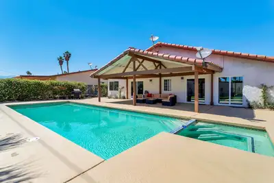 Image de Dog-friendly home with pool, spa, enclosed yard, covered lanai, & fireplace