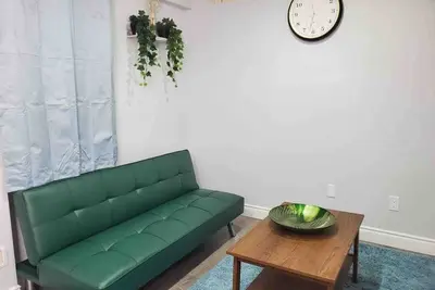 Image de Spacious and Luxurious Apartment (Bsmt) Close to Airport
