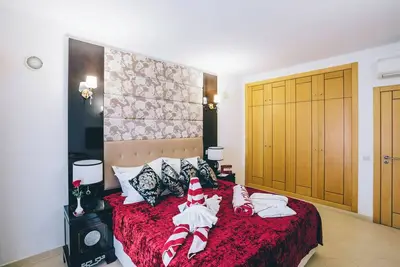 Image de Convenient Stay, Central Location! Indoor & Outdoor Pool, Spa, Airport Shuttle!